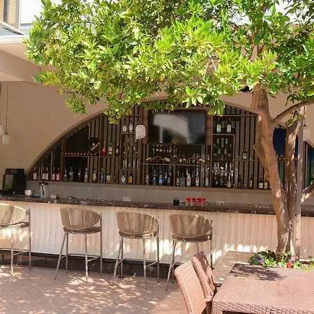 מלון דירות Almera Park
